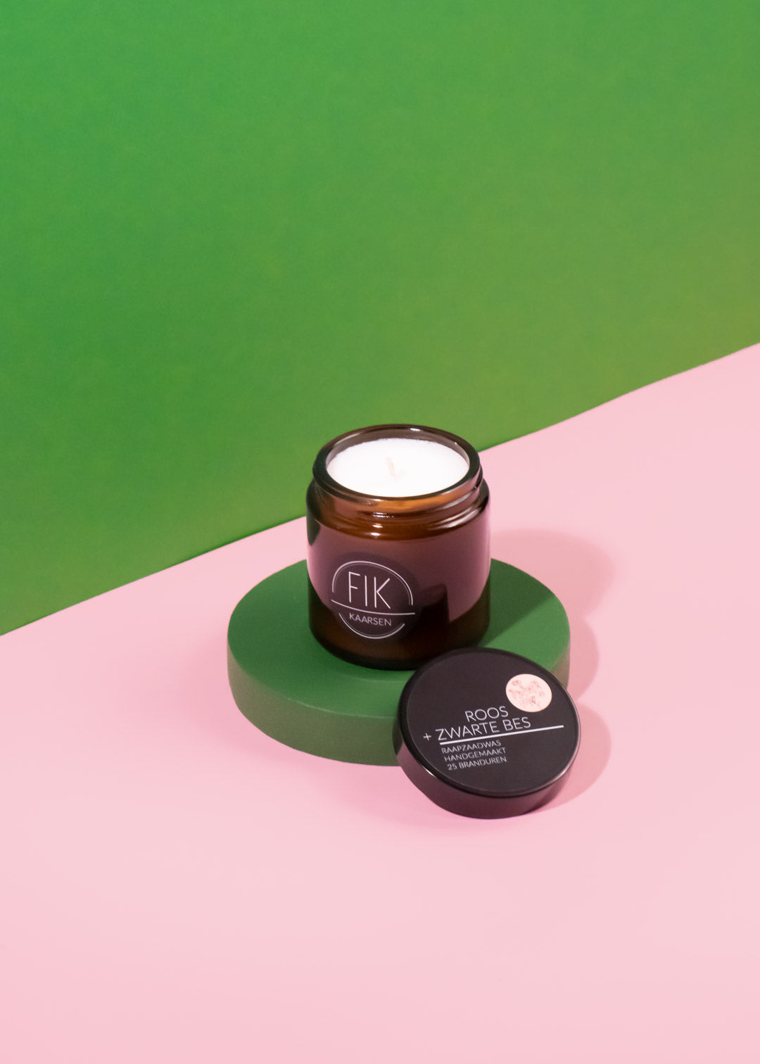 Roos_Zwarte_Bes_Geurkaars_kaars_in_glazen_potje_FIK_Kaarsen